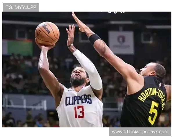 乔治一步过人完成暴扣，快船主场沸腾